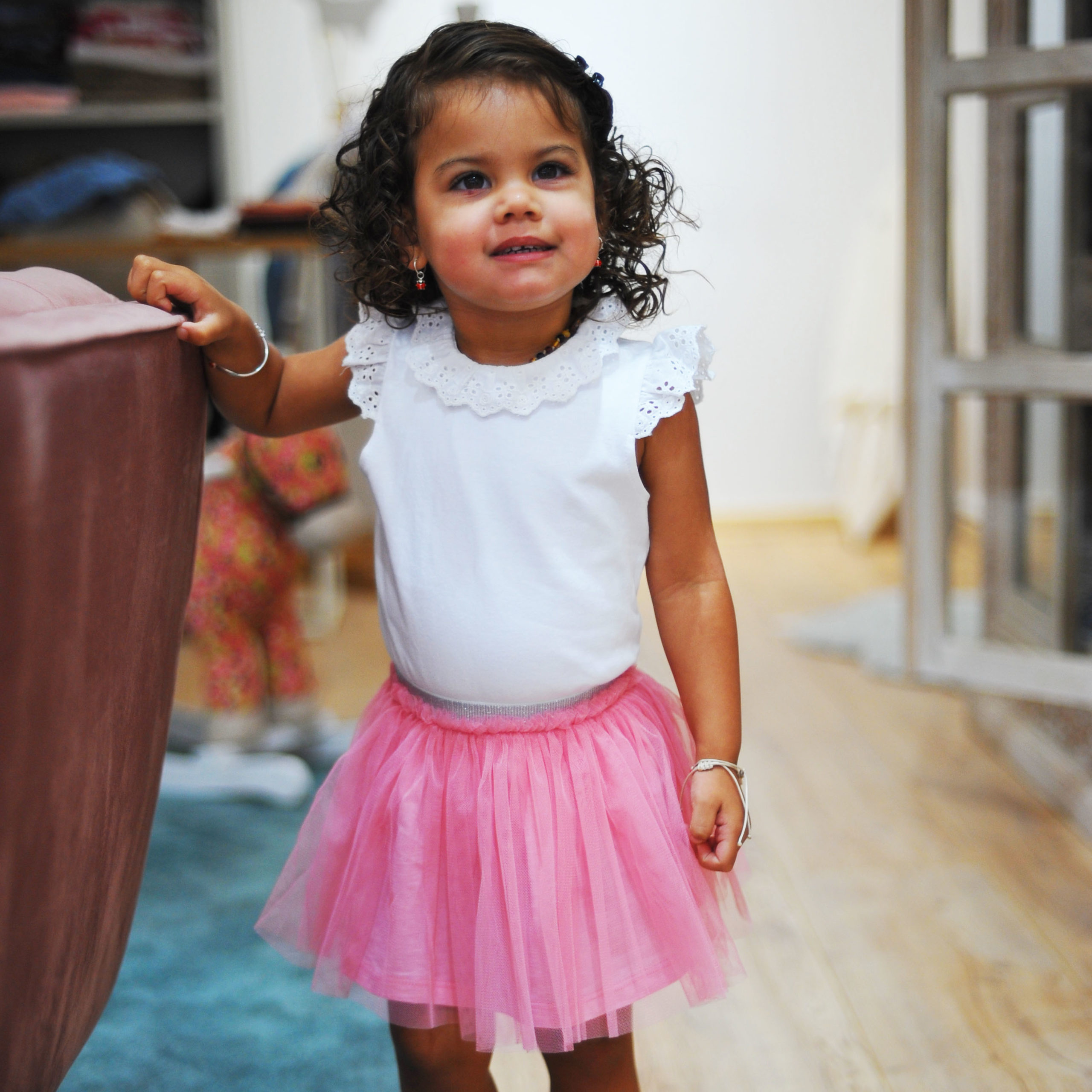 Bébé en jupe tutu rose, jolie petite fille jouant à la maternelle